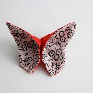 broche mariposa flor negra