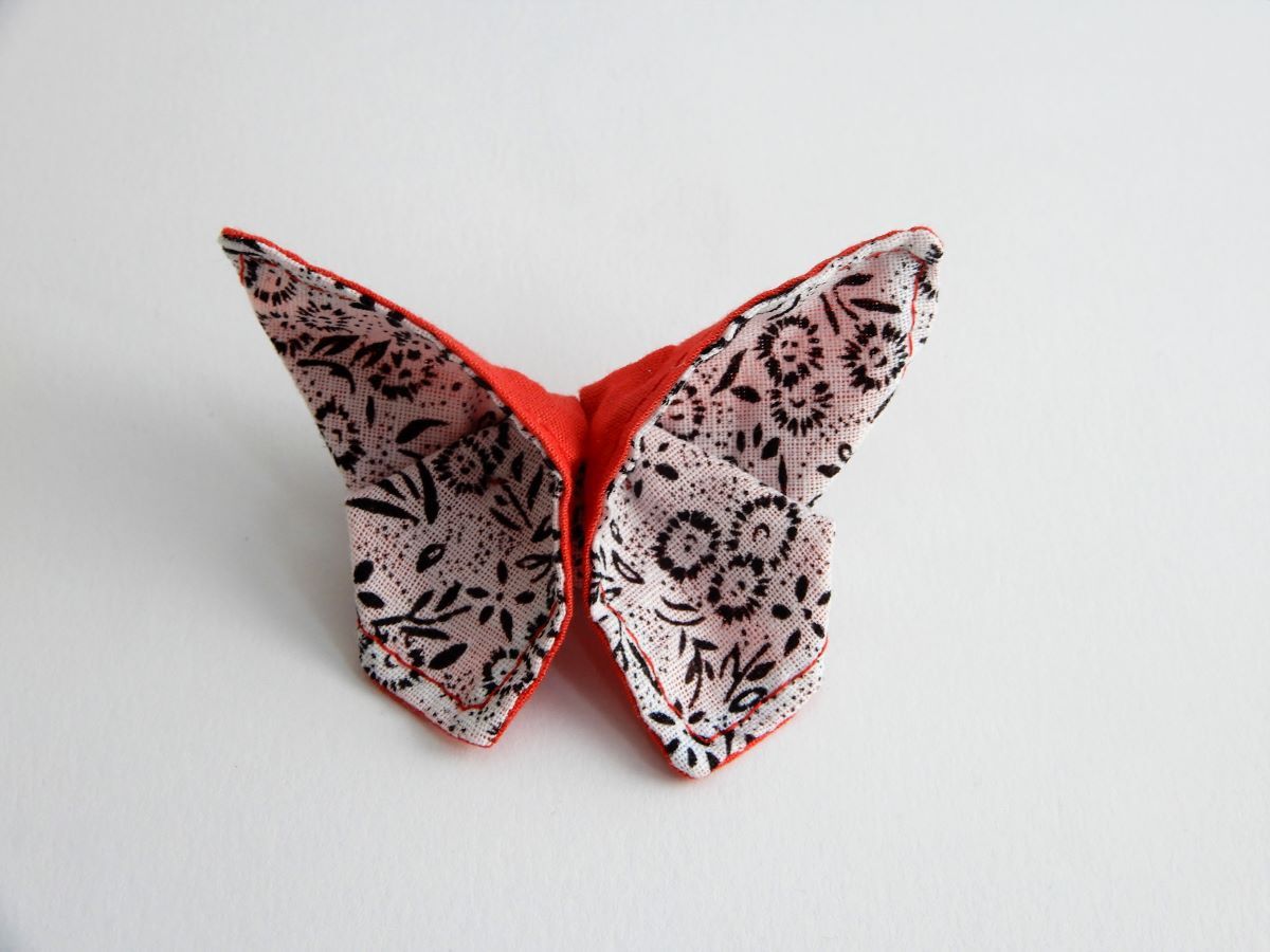 broche mariposa flor negra