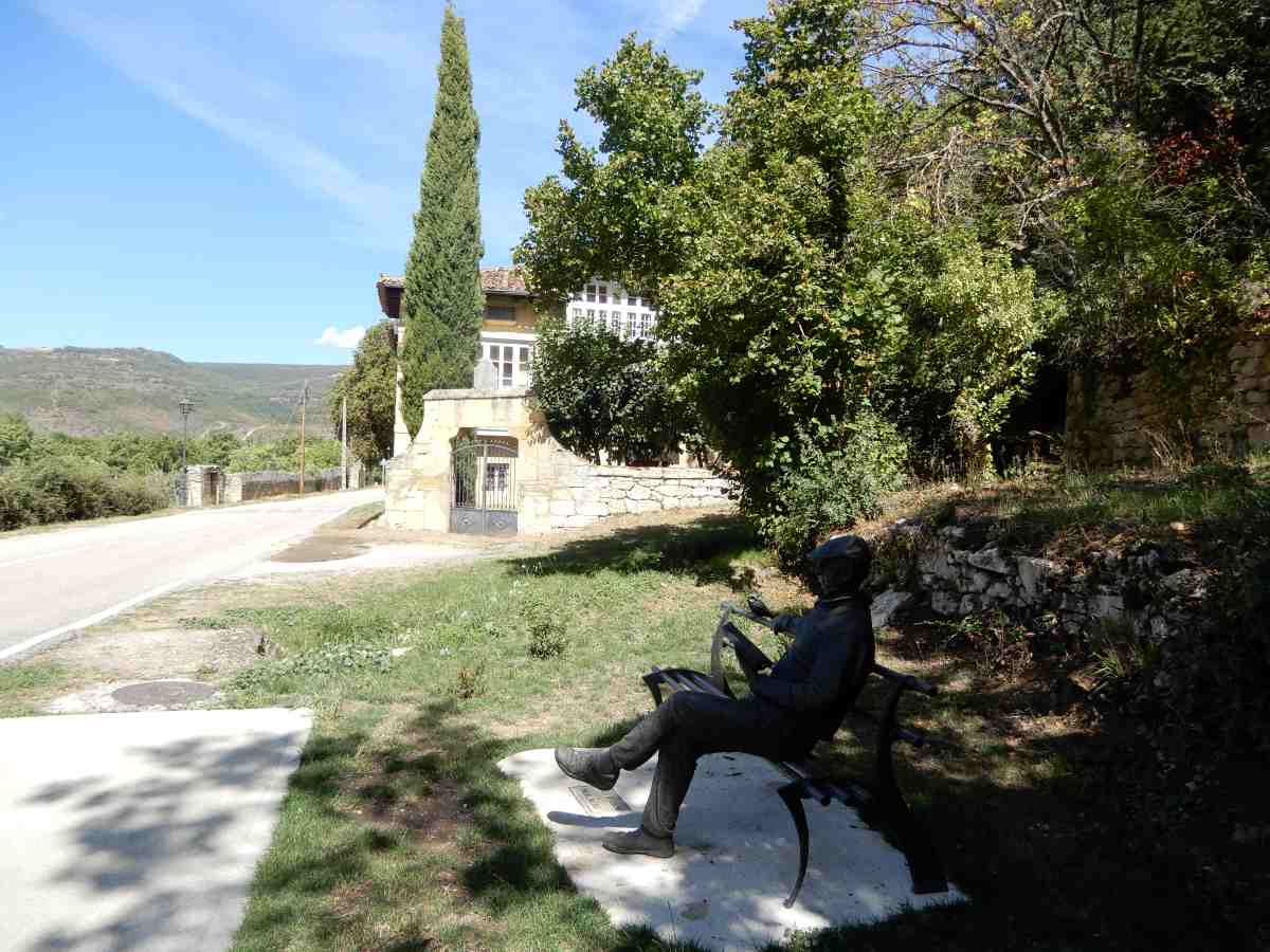 monumento miguel delibes sedano burgos
