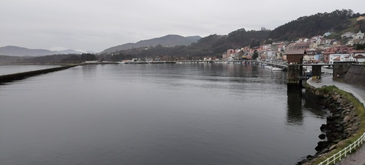 san esteban de pravia vista centro pueblo puerto asturias rio nalon