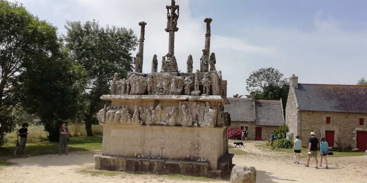 calvario tronoen notre dame francia