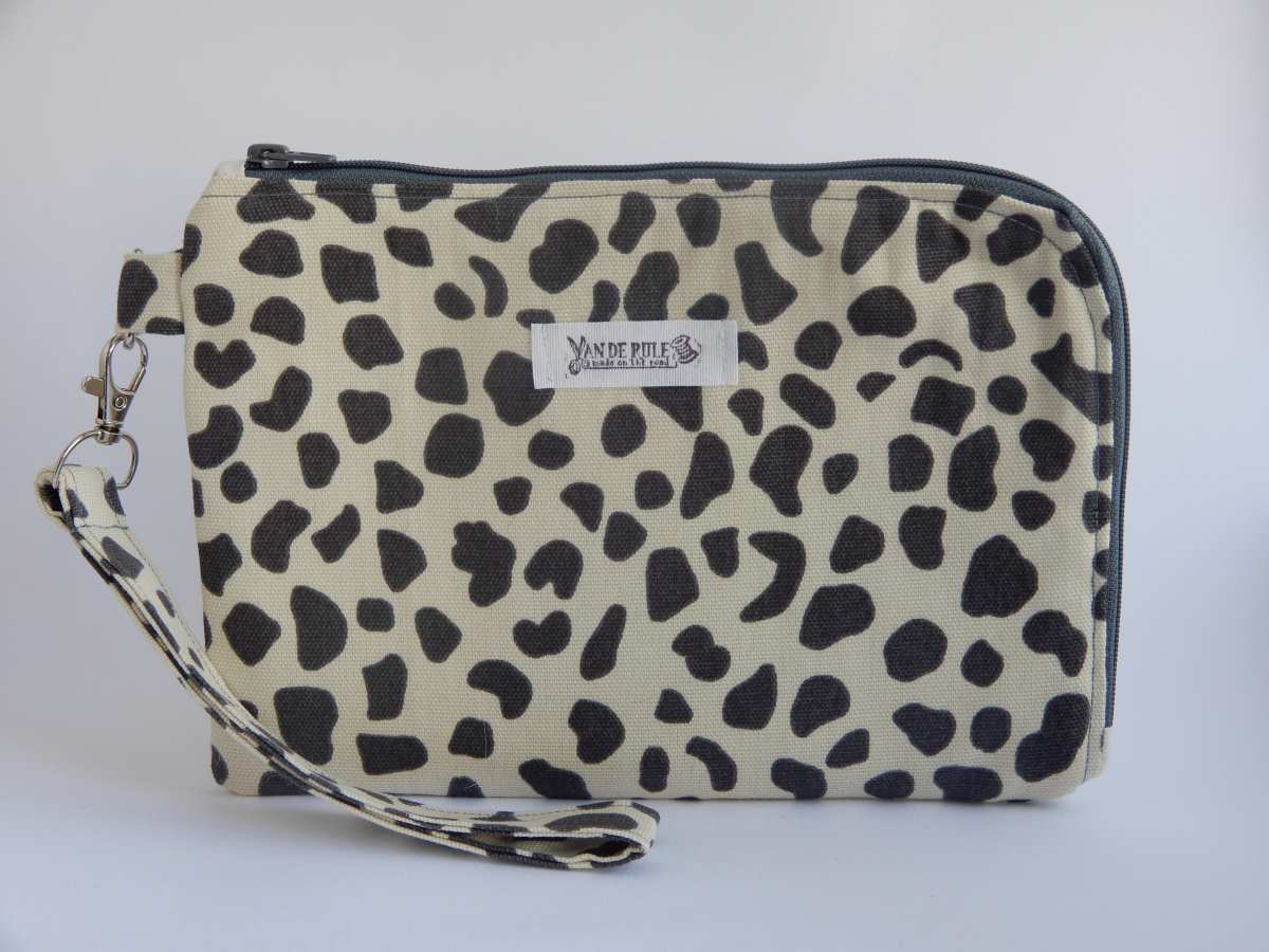 bolso de mano clutch print animal gris