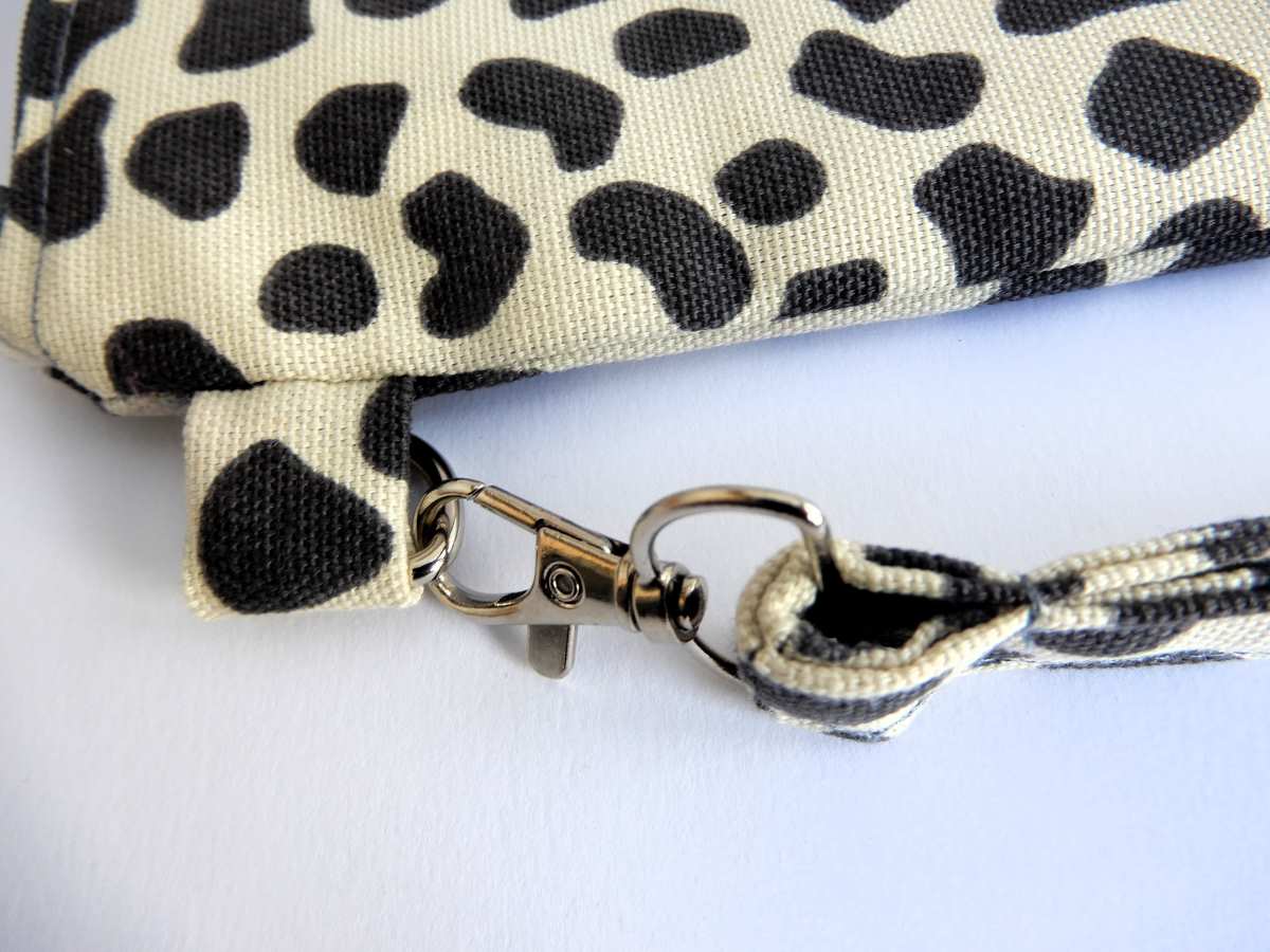 bolso clutch detalle mosquetón 
