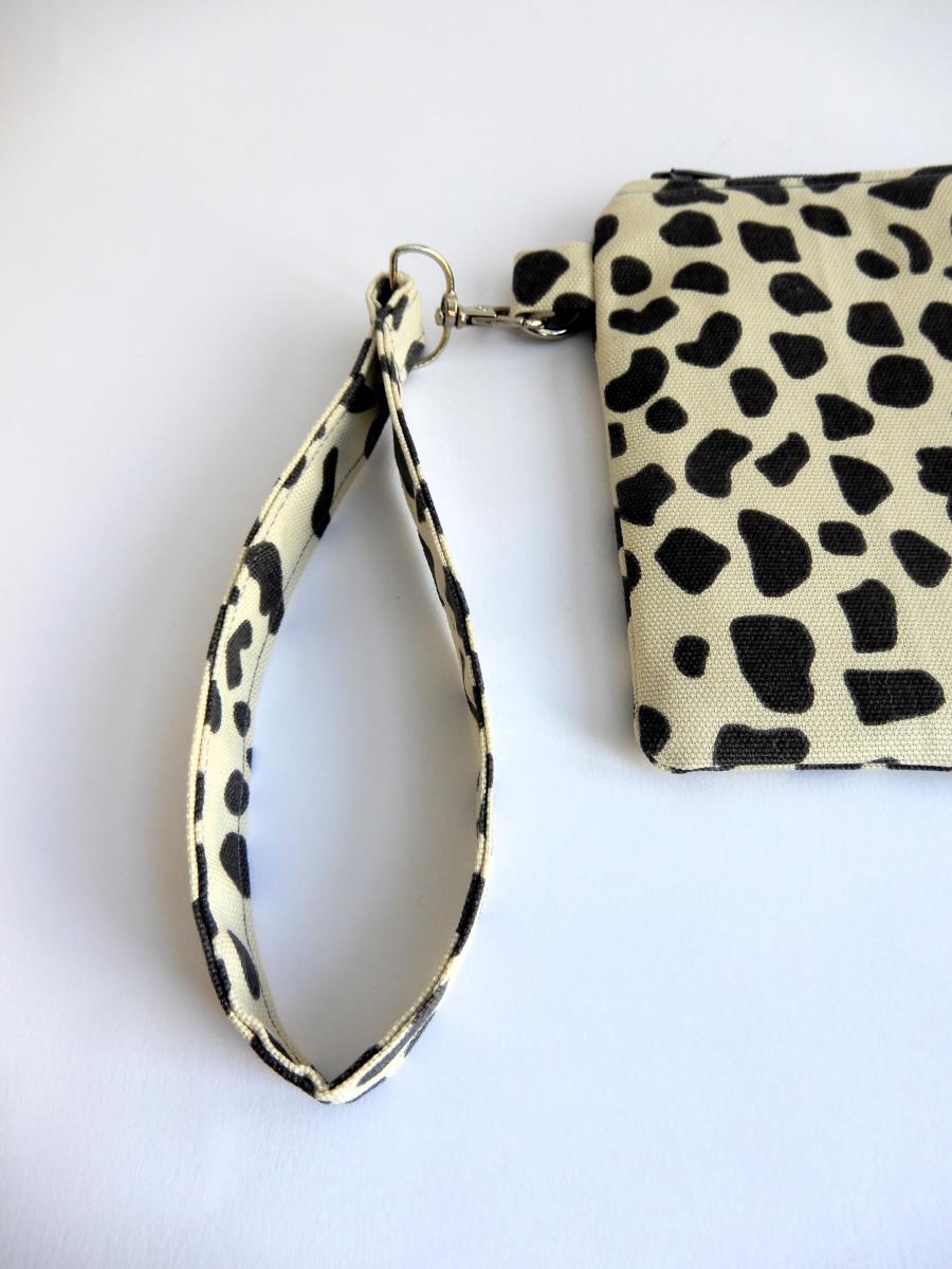bolso tipo clutch detalle correa asa
