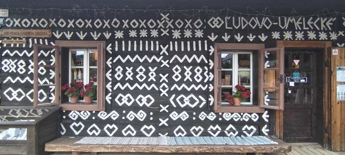 cicmany aldea decorada detalle casa eslovaquia patrimonio humanidad
