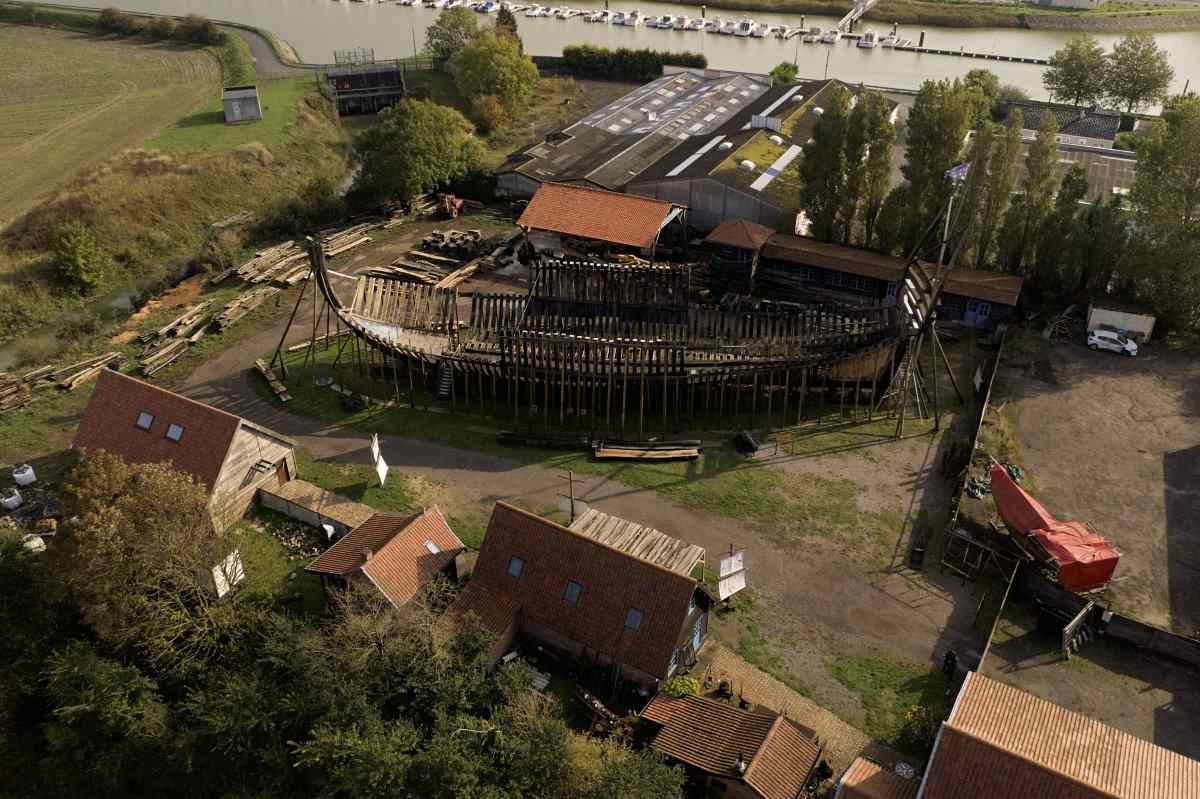 espace tourville gravelines francia barco astillero