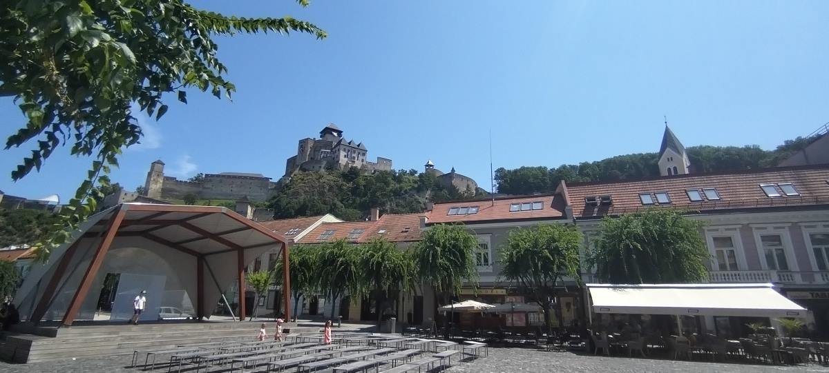 trencin centro ciudad plaza eslovaquia castillo 