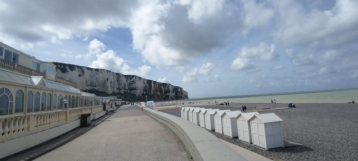 acantilado playa le treport francia paseo maritimo