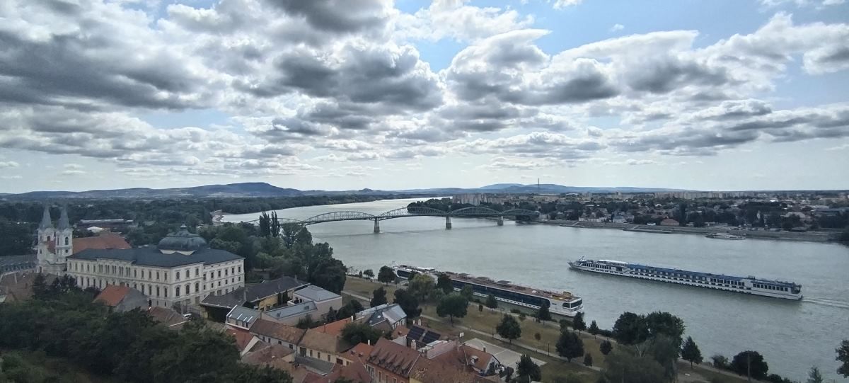 stuvoro esztergom danubio hungria eslovaquia vista barco puente