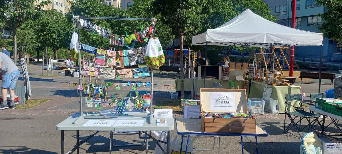 puesto venta artesanía textil mercado