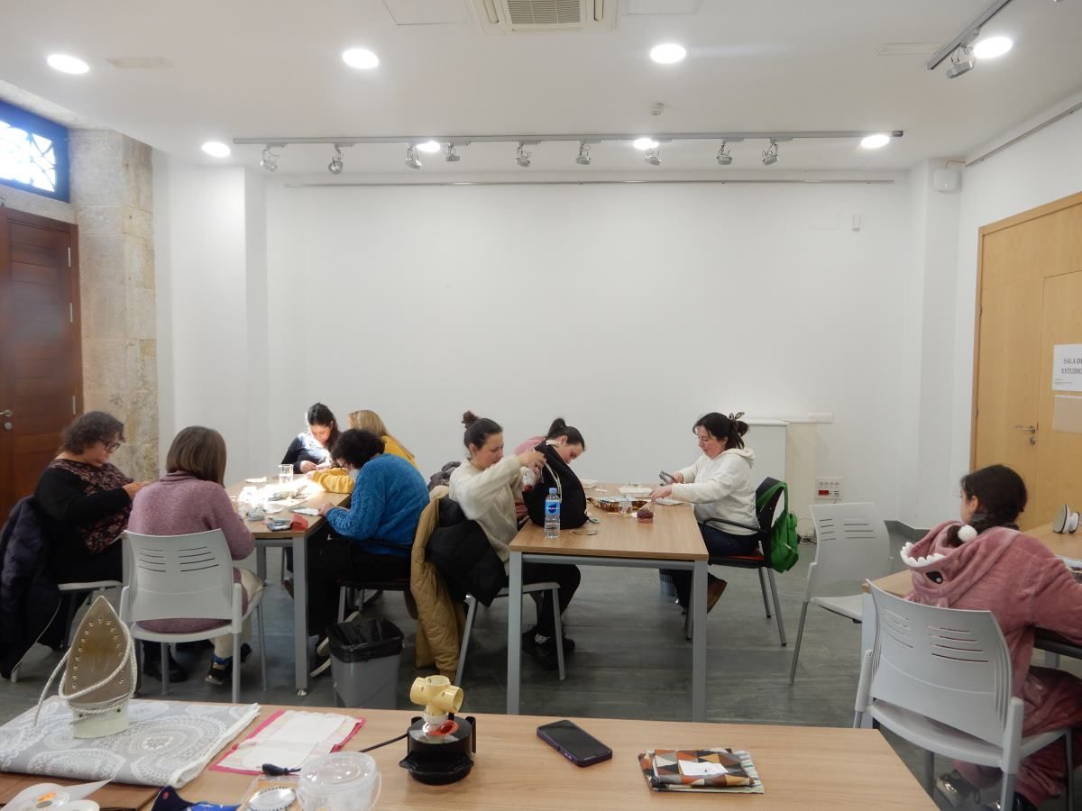 curso costura cosiendo a guarda iniciacion alumnos