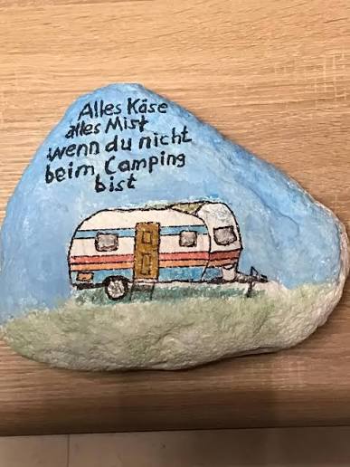 caravana pintada viajera mensaje piedra