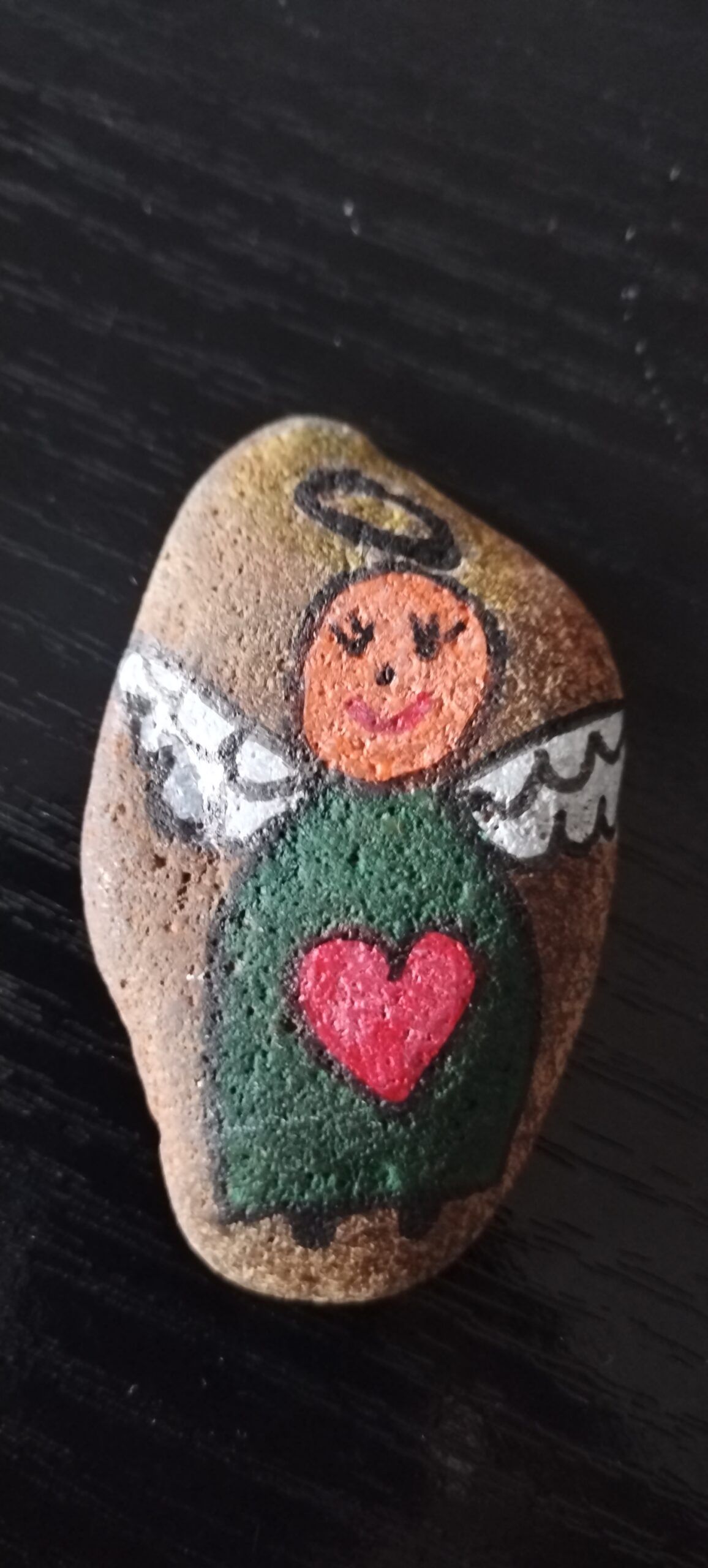piedra viajera pintada angel sonriente valtice republica checa