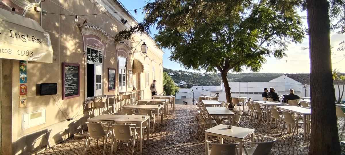 terraza silves piedra pintada liberada cafe ingles