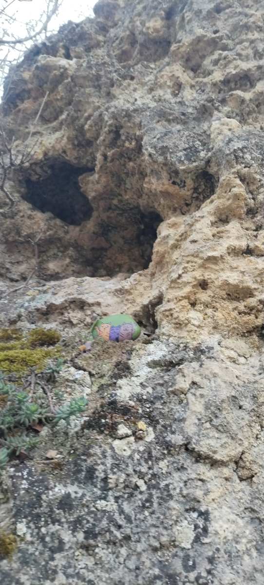 cascada batida detalle escondite miau piedras pintadas calomarde