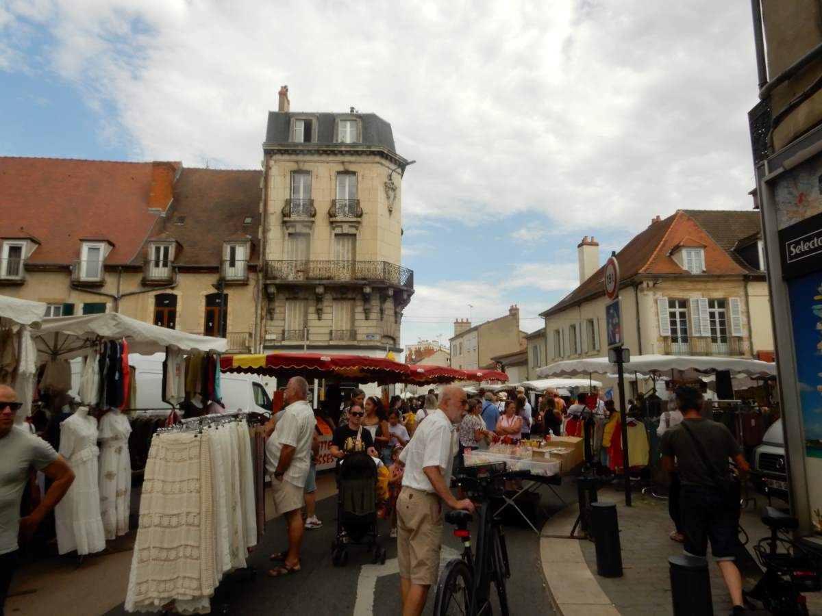 moulins borbon braderie mercado fiesta francia medieval